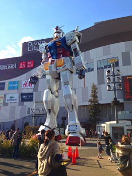 Le Gundam éminent devant un centre commercial basic-mars-2014