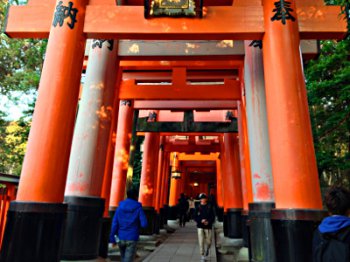 Au sanctuaire Fushimi Inari, Kyoto basic-mars-2014