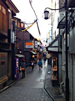 Dans la rue marchande et restaurant à Kyoto basic-mars-2014
