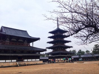 Dans le temple Horyu-ji, Nara basic-mars-2014