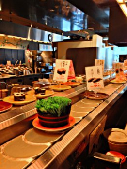 Dans un restaurant de sushi ambulant à Kobe basic-mars-2014