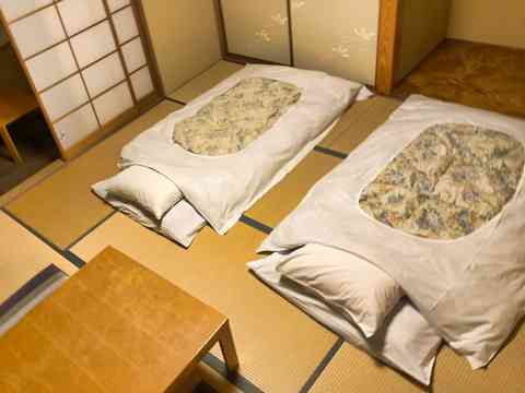 Chambre tatami traditionnelle japonaise avec futon, ambiance sereine