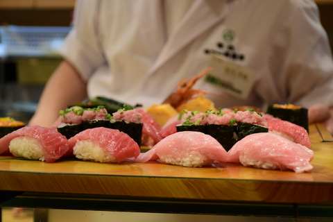 Chef servant un plateau de sushis dans un restaurant japonais.