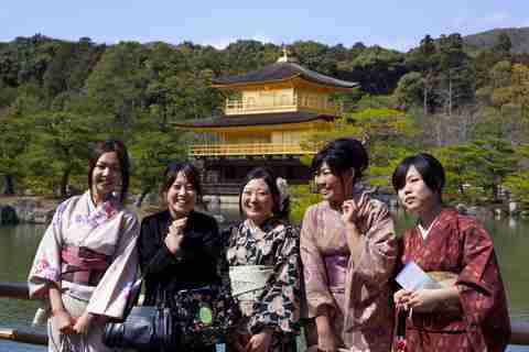 Jeune femme en kimono au Pavillon d’or