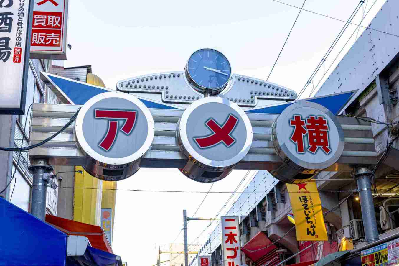 Allée animée du marché Ameya-Yokocho à Tokyo