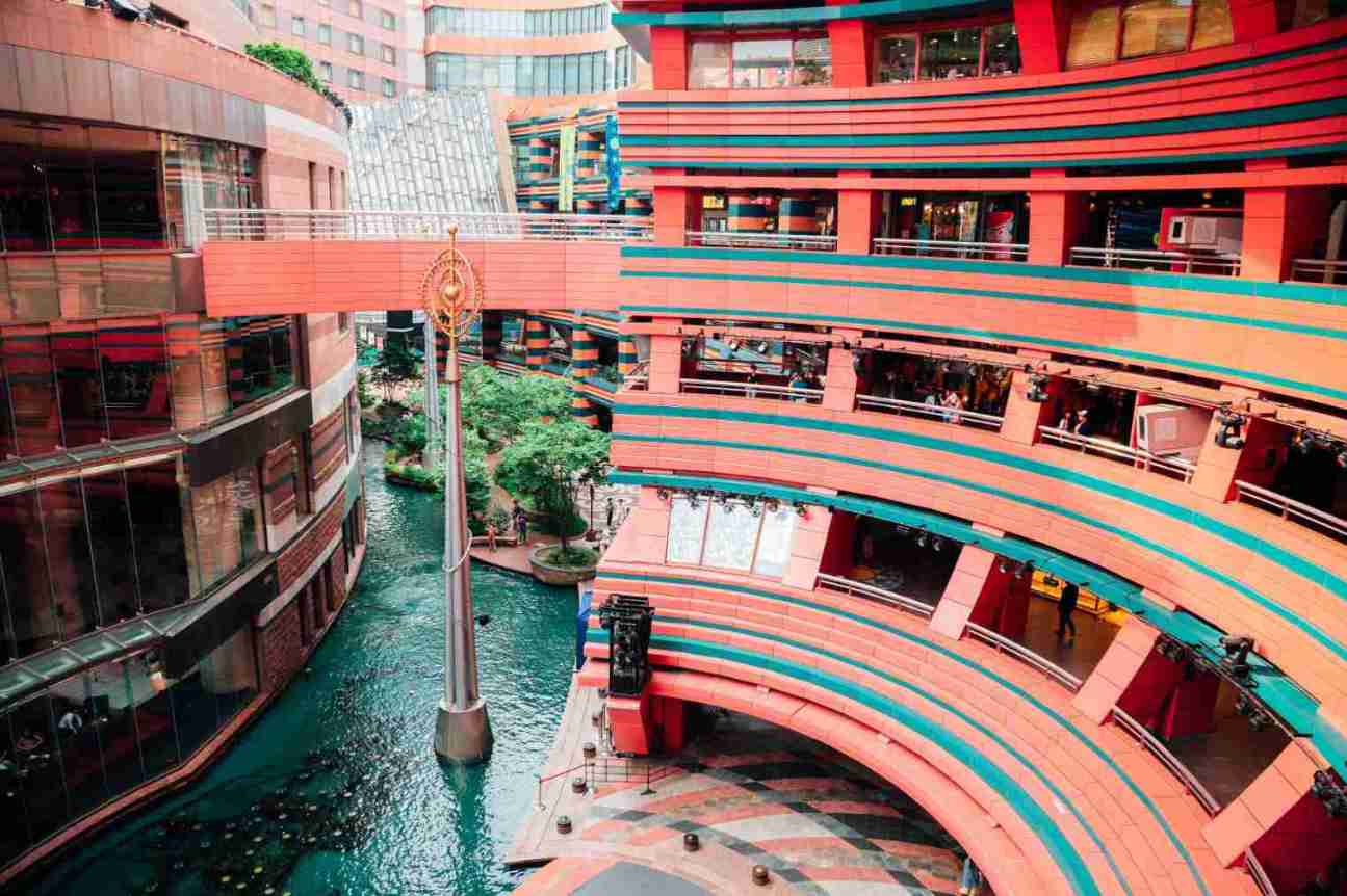 Architecture moderne du complexe Canal City à Fukuoka
