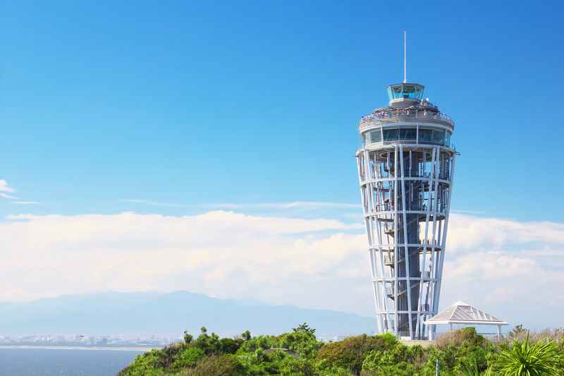 Vue côtière de l’île d’Enoshima au Japon