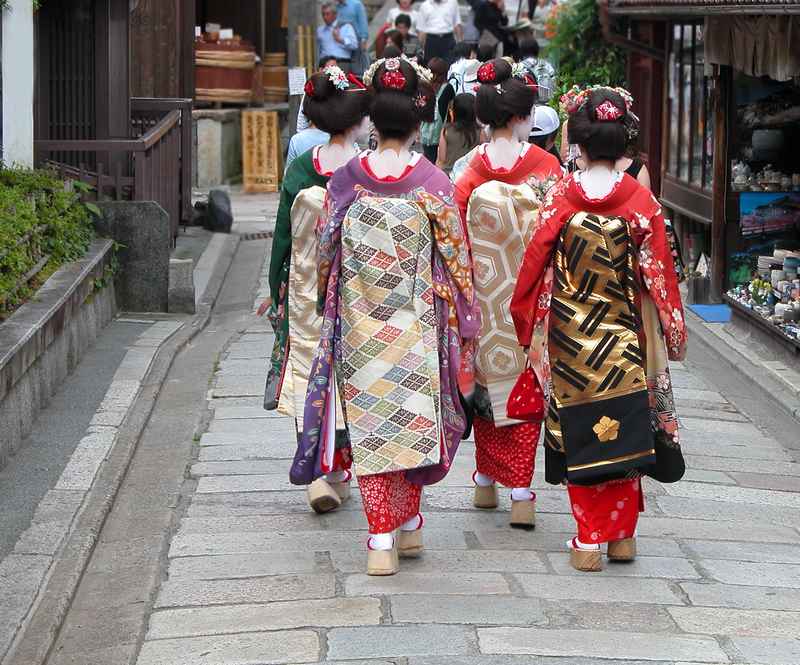 Geishas en kimono traditionnel à Kyoto