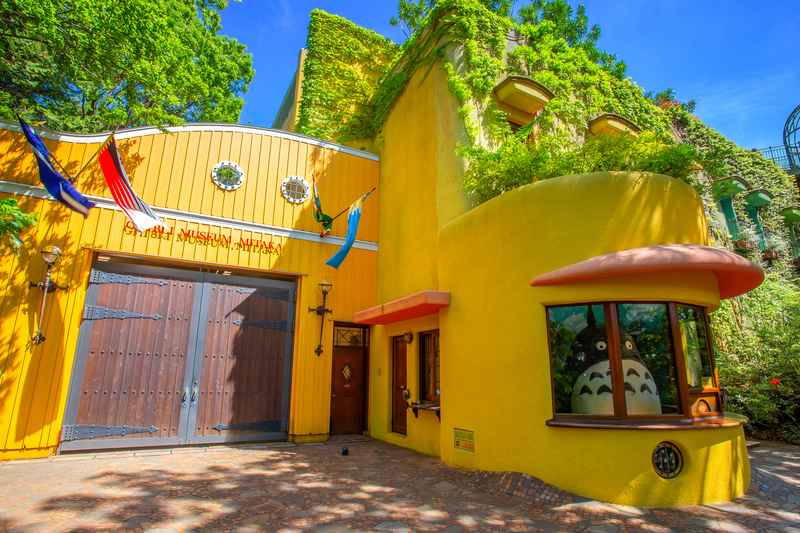Entrée colorée du musée Ghibli à Mitaka