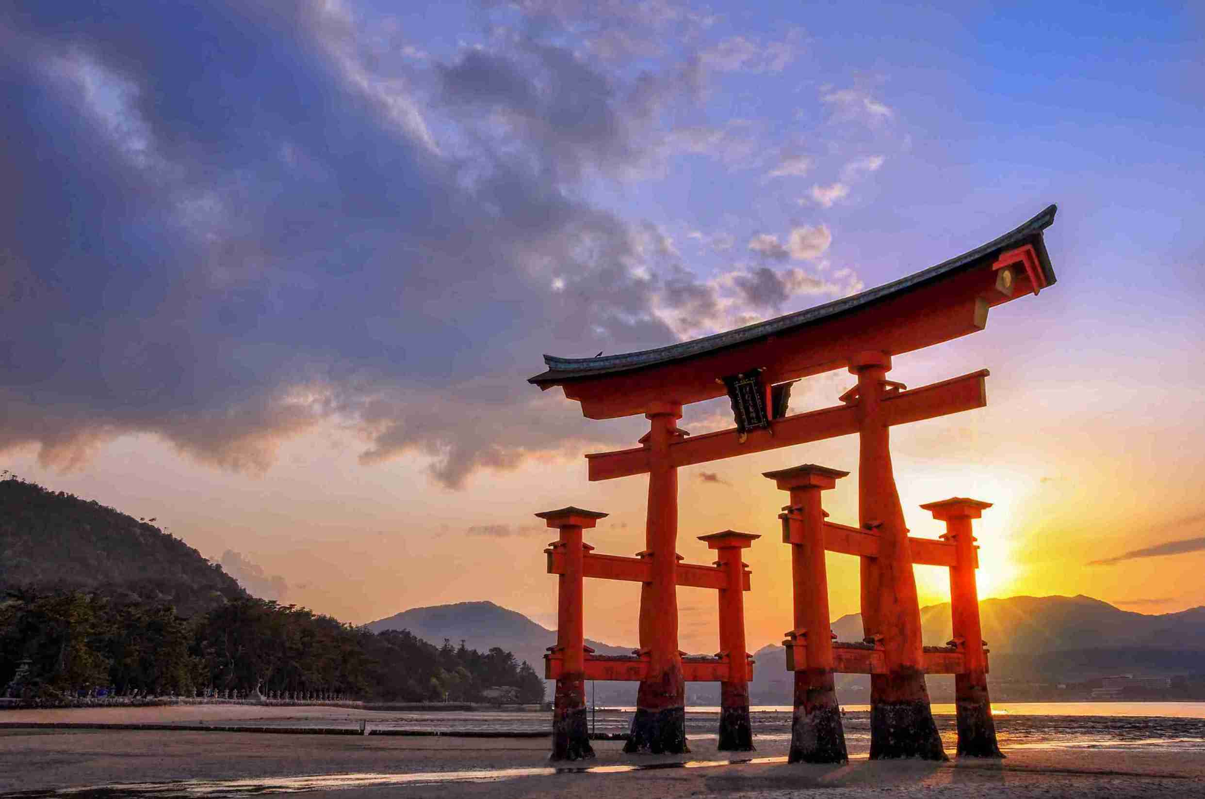 Grand torii rouge flottant du sanctuaire Itsukushima à Miyajima