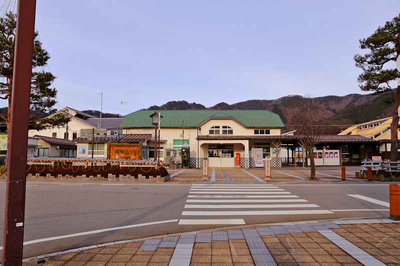 Quai de la gare de Hida-Furukawa au Japon