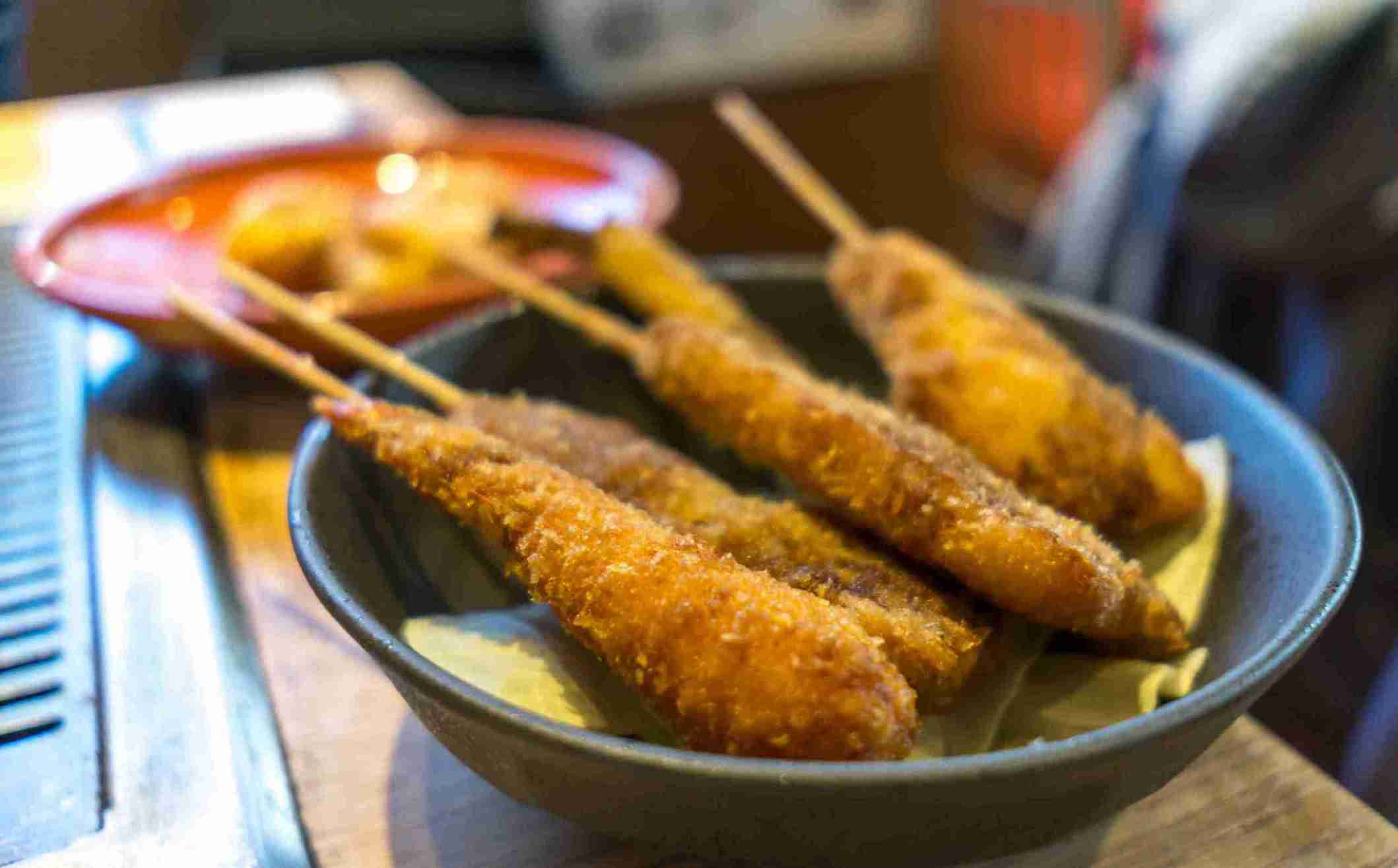 Brochetas fritas kushikatsu especialidad de Osaka