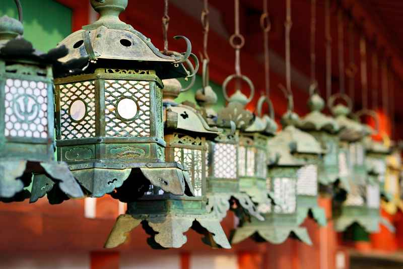 Rangée de lanternes traditionnelles dans un sanctuaire