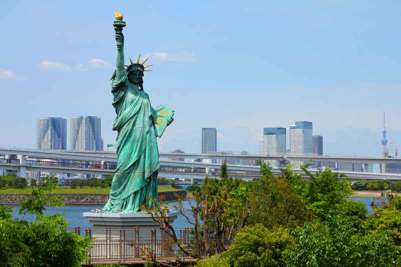 Réplique de la Statue de la Liberté à Odaiba avec skyline de Tokyo