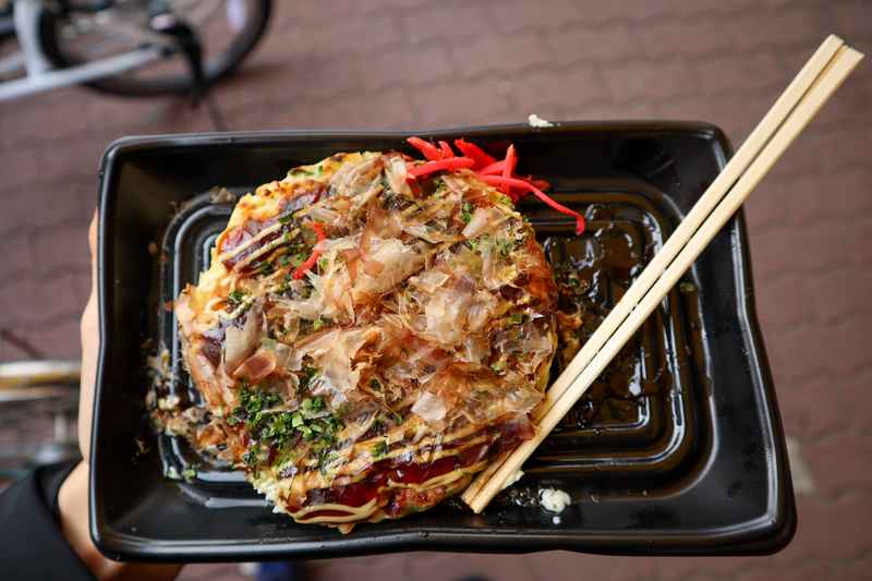 Okonomiyaki japonais servi chaud sur plaque