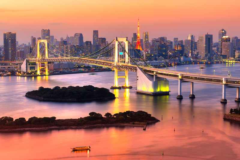 Rainbow Bridge illuminé au-dessus de la baie de Tokyo