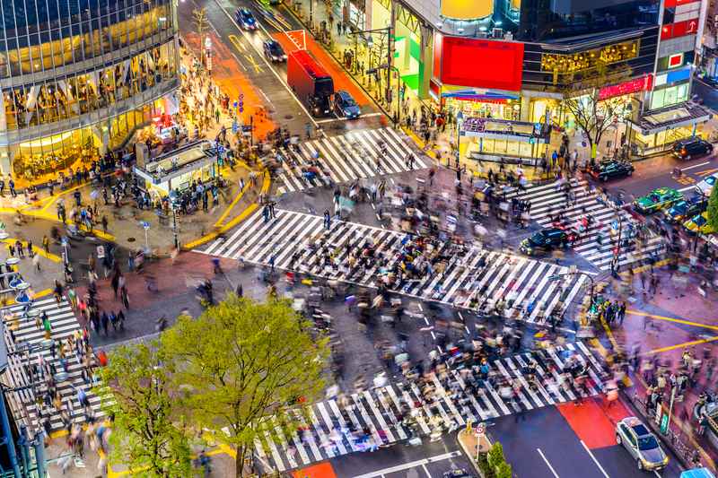 Foule traversant le carrefour Shibuya à Tokyo
