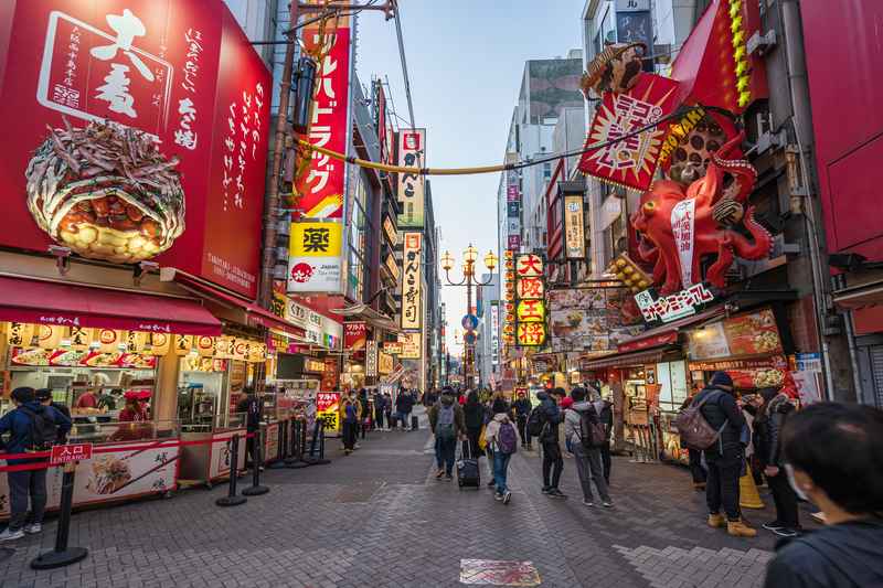 Stand de street food dans le quartier Dotonbori à Osaka