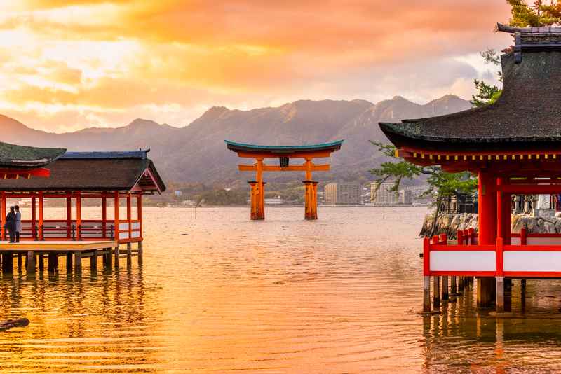 Torii rouge traditionnel au Japon