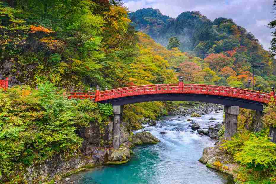 TPont sacré Shinkyo à Nikko au-dessus de la rivière