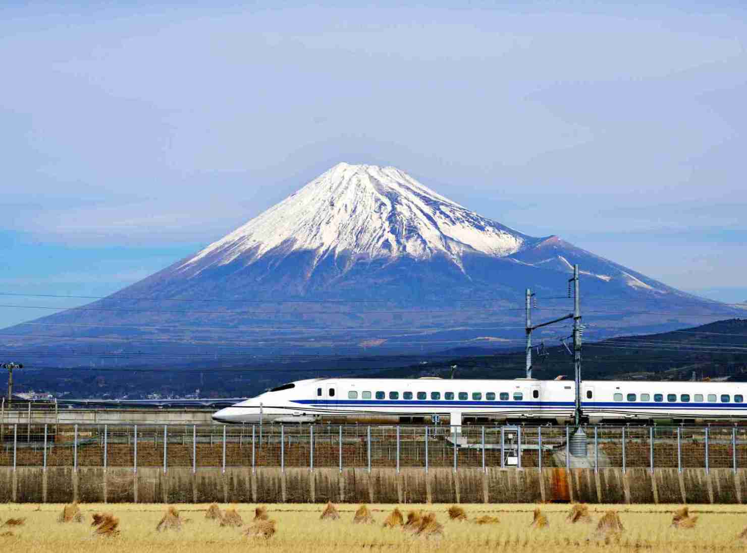 Train à grande vitesse Shinkansen en gare au Japon